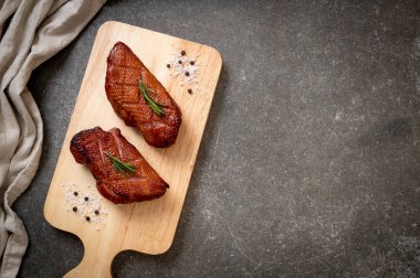 Kızarmış ördek göğsü ahşap tahta üzerinde