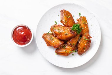 Beyaz susamlı ızgara tavuk kanadı.