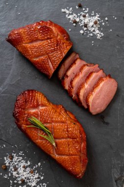 Kızarmış ördek göğsü siyah arduvaz plaka üzerinde