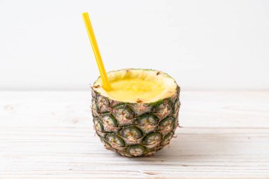 Tahta masada taze ananas suyu bardağı - Sağlıklı içecek