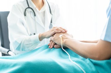 Bir kadın doktor üst düzey hastasını - seçici odak noktası güven verici el