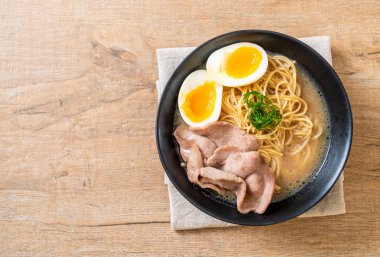 domuz eti ve yumurta - Japon tarzı ile TONKOTSU ramen erişte