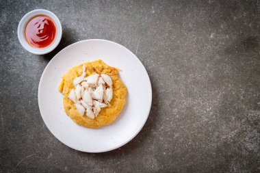 omlet Yengeç eti ve chili sos ile