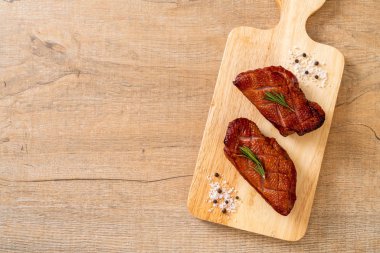 Kızarmış ördek göğsü ahşap tahta üzerinde