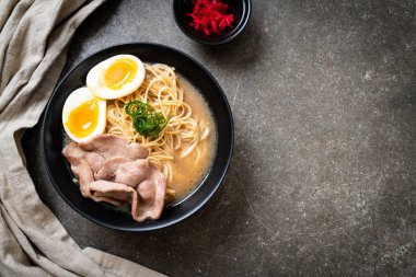 domuz eti ve yumurta - Japon tarzı ile TONKOTSU ramen erişte