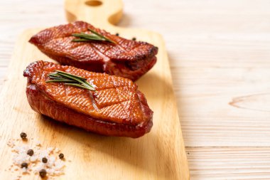 Kızarmış ördek göğsü ahşap tahta üzerinde