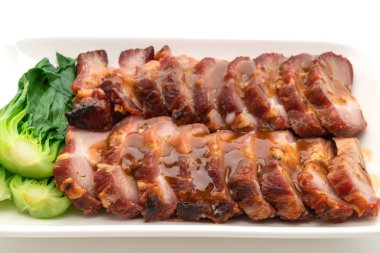 soslu beyaz arka plan üzerinde izole kırmızı Barbekü domuz eti kızartma