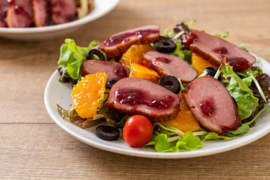 Izgara ördek göğsü sebze salatası ile