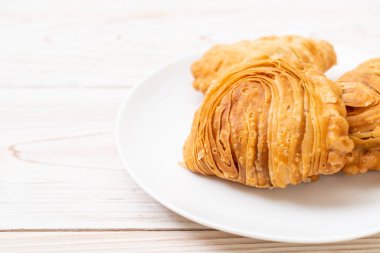 tavuk köri puf böreği ahşap arka plan üzerinde