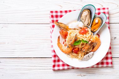 Deniz ürünleri makarna makarna midye, karides, Squis, midye ve domates - İtalyan yemeği tarzı ile