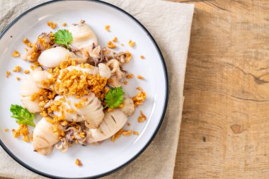 Kızarmış kalamar ya da tabakta sarımsak olan ahtapot.