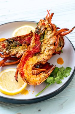 Limonlu ızgara ıstakoz biftek.