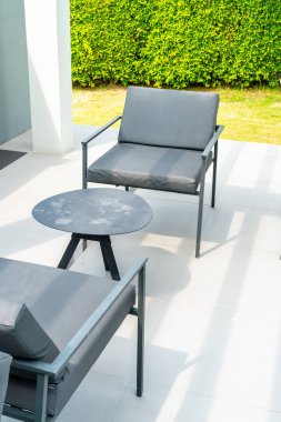 boş açık veranda güverte ve sandalye