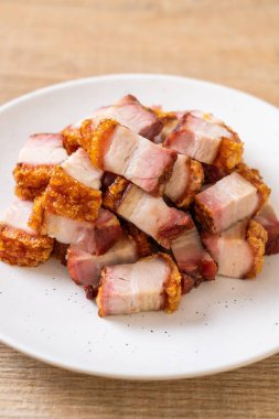 Kıtır kıtır domuz eti mi yoksa kızarmış domuz eti mi?