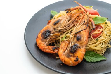 ızgara karides ve beyaz arka plan üzerinde izole domates ile tavada kızartılmış spagetti