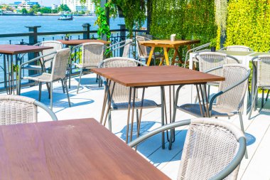 boş açık veranda masa ve sandalye restoran ve kafe
