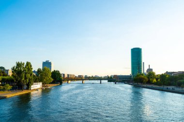 Frankfurt am Main manzarası twilight saat sırasında.