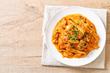 Kore usulü kimchi ile kızartılmış domuz eti.