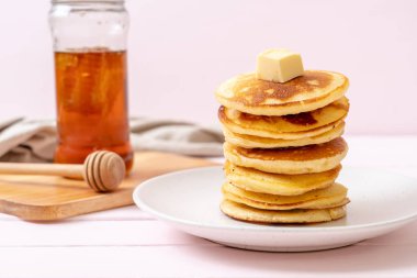 tereyağı ve bal ile krep yığını