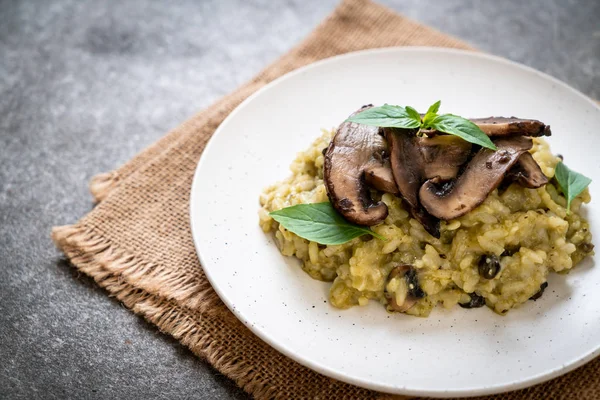 Domu Grzybowe Risotto Pesto Serem — Zdjęcie stockowe