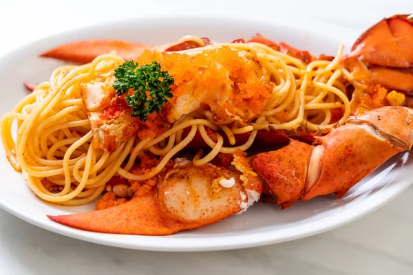 Homar Spaghetti Jajkiem Krewetki Białym Talerzu — Zdjęcie stockowe