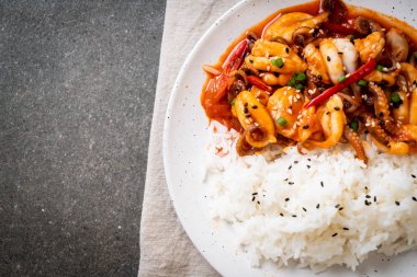 tavada kızartılmış ahtapot veya kalamar ve pirinç - Kore yemeği tarzı ile Kore baharatlı hamur (osam bulgogi)