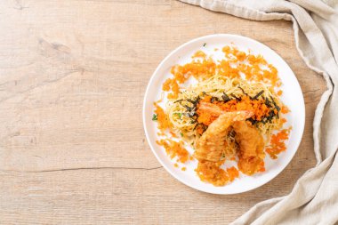 Spagetti tempura karides ve karides yumurta - füzyon gıda
