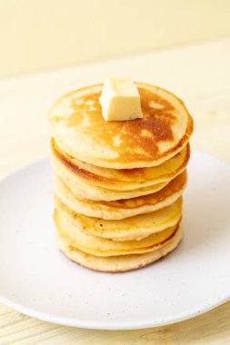 tereyağı ve bal ile krep yığını