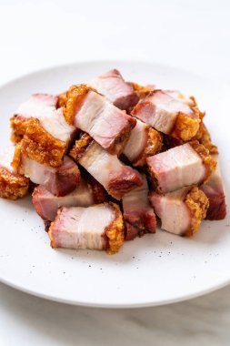 Kıtır kıtır domuz eti mi yoksa kızarmış domuz eti mi?