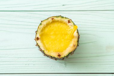 Tahta masada taze ananas suyu bardağı - Sağlıklı içecek