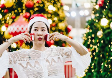 hediye şenlikli Noel Fuarı - vintage etkisi filtre ile gülümseyen güzel genç Asyalı kadın portresi