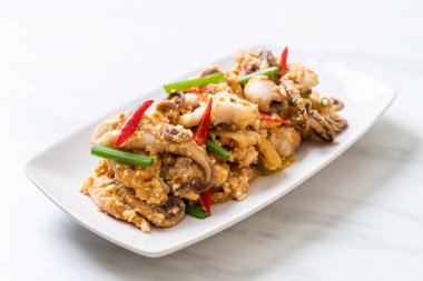 Karıştırılmış kalamar ya da tuzlu yumurtalı ahtapot - Asya deniz ürünleri tarzı