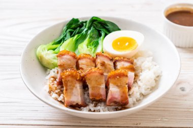 gevrek domuz yağı tepesinde pirinç - Asya gıda tarzı