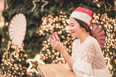 hediye şenlikli Noel Fuarı - vintage etkisi filtre ile gülümseyen güzel genç Asyalı kadın portresi