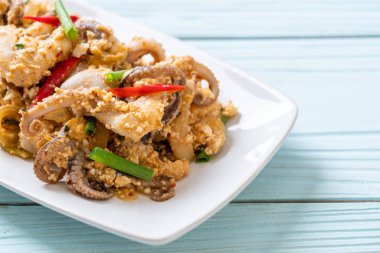 Karıştırılmış kalamar ya da tuzlu yumurtalı ahtapot - Asya deniz ürünleri tarzı