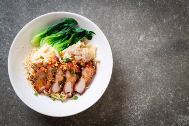 yumurta noodle ile kırmızı kavrulmuş domuz ve mantı - Asya gıda tarzı