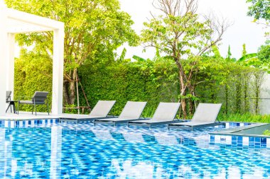 Otel ve tatil seyahat ve tatil için açık yüzme havuzunda havuzuyla yatak