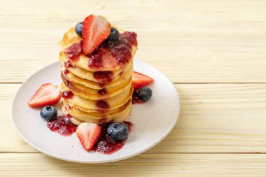 çilek, yaban mersini ve berry sos ile gözleme