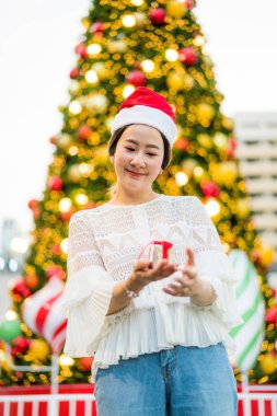 hediye şenlikli Noel Fuarı - vintage etkisi filtre ile gülümseyen güzel genç Asyalı kadın portresi