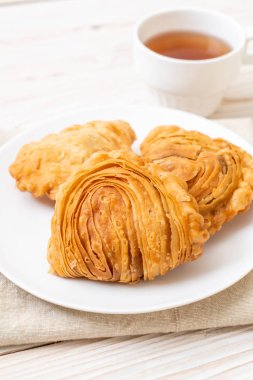 tavuk köri puf böreği ahşap arka plan üzerinde