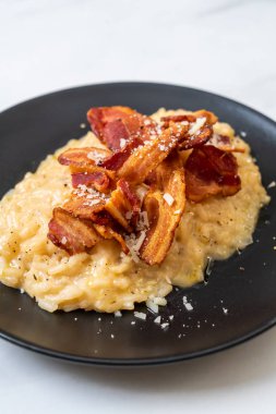 Çıtır pastırmalı ve peynirli risotto.