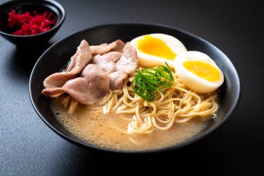 domuz eti ve yumurta - Japon tarzı ile TONKOTSU ramen erişte