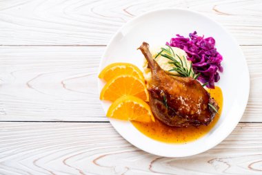 Portakal soslu biftek kızarmış ördek bacak