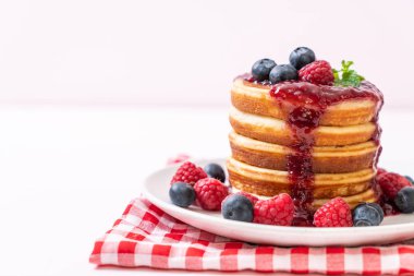 Taze ahududu ve yabanmersinli gözleme.