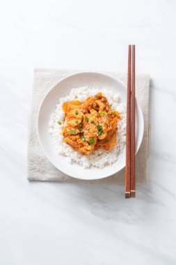 Pirinçli kimchi ve domuz kızartması. Kore usulü.