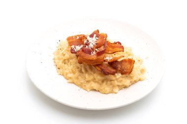 Beyaz arka plan üzerinde izole gevrek domuz pastırması risotto