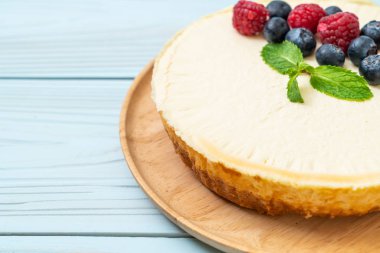Ev yapımı cheesecake taze ahududu ve yaban mersini ile