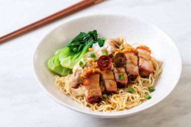 gevrek domuz yağı ve mantı - Asya gıda tarzı ile yumurta şehriye çorbası