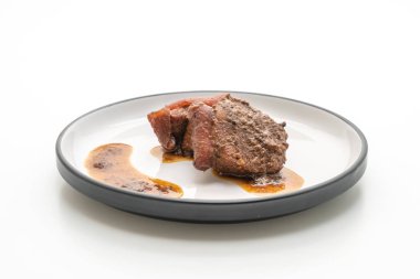 Beyaz arka plan üzerinde izole ot ile domuz eti güveç