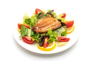 Beyaz arka plan üzerinde izole vagetable ile biftek ızgara balığı balık